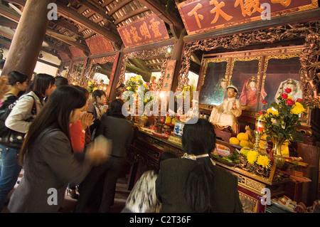 Horizontalen Weitwinkel von Gläubigen in Tran Quoc Pagode (Chùa Quốc deshalb) buddhistischen Tempel am West Lake im Zentrum von Hanoi. Stockfoto