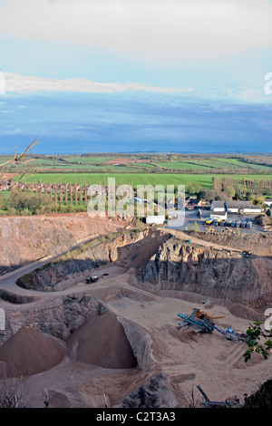 Ein Steinbruch für Fels, Stein, Sand und mehr; mit schwerem Gerät Stockfoto