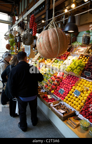 Frisches Obst zum Verkauf im Markt Mercado de San Miquel, Madrid, Spanien, Europa, EU, Stockfoto