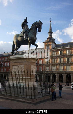 Reiterstatue des Königs Phillipe III vor der Casa De La Panaderia, Bäckerei-Haus in der Plaza Major, Madrid, Spanien Stockfoto