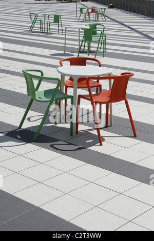 modernes Kunststoff Design Tische und Stühle Bar im freien Stockfoto