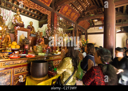 Horizontalen Weitwinkel in der alten Verehrung Kammer im Tran Quoc Pagode (Chùa Quốc deshalb) buddhistischen Tempel in Hanoi. Stockfoto