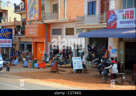 Geschäfte entlang der Hauptstraße in Sen Monorom, Kambodscha Stockfoto