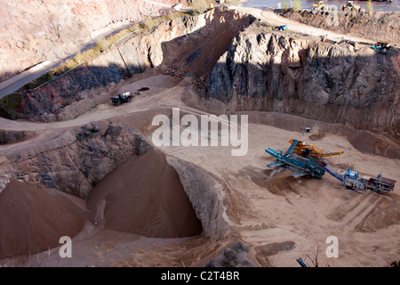 Ein Steinbruch für Fels, Stein, Sand und mehr; mit schwerem Gerät Stockfoto