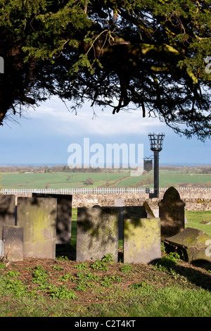 Eine Kirche in Breedon und der Friedhof in der Abendsonne im Sommer. Stockfoto