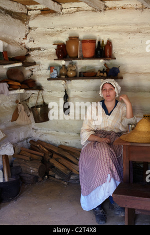 Eine kostümierte historische Dolmetscher porträtiert die Farm Frau Claude Moore kolonialen Farm, McLean, Virginia. Stockfoto