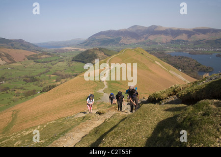 Lake District, Cumbria England UK Blick über Derwentwater in Richtung Keswick aus einem Fußweg auf Cat Bells Mountain auf einem schönen April Tag Wetter Stockfoto