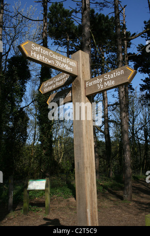 Sefton Küstenpfad Zeichen In den Pinienwäldern im Formby, Merseyside, UK Stockfoto