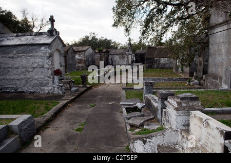 Zeile des Mausoleums im ältesten Teil von einem Friedhof von New Orleans. Lakelawn Denkmal. Stockfoto