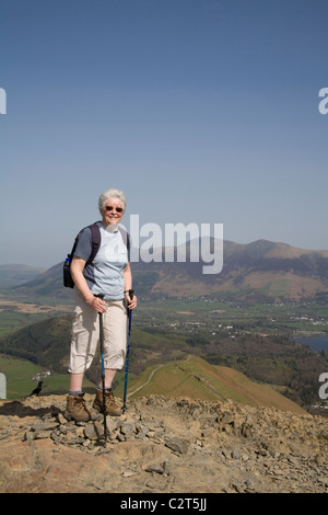 Lake District Cumbria England UK älteren weiblichen Walker auf dem Gipfel des Cat-Glocken-Berg haben erfolgreich ausgehandelt, des Weges zum Gipfel Stockfoto