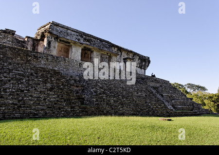 Detail des El Palacio (The Palace) eine Gruppe von miteinander verbundenen Gebäuden in Palenque, Mexiko. Stockfoto