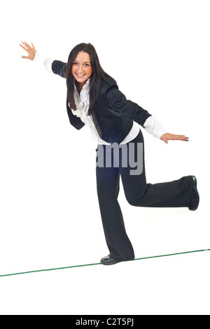 Business-Frau zu Fuß auf einem Drahtseil und versucht, ihr Gleichgewicht isoliert auf weißem Hintergrund zu halten Stockfoto