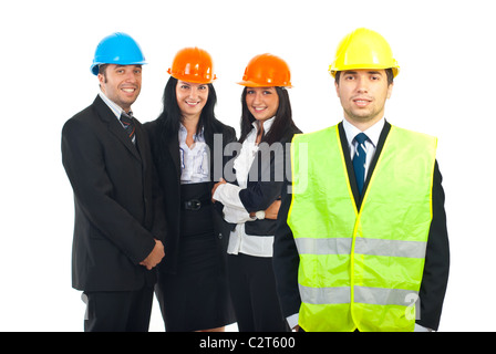 Junge Architekten mit Helm und Weste, lächelnd und stehen zusammen mit seinem Team isoliert auf weißem Hintergrund Stockfoto