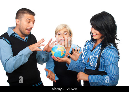 Drei Business-Leute-Team mit Spaß und Lachen um eine Weltkugel, die isoliert auf weißem Hintergrund Stockfoto