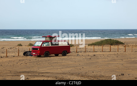 Paradies für Surfer van parkte auf einem einsamen Strand Stockfoto