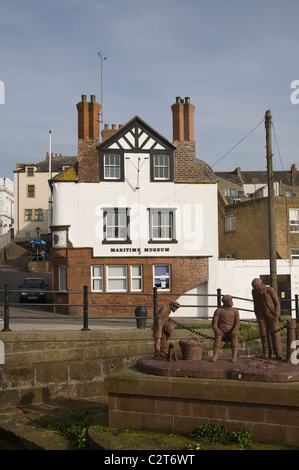 Maryport Cumbria England UK das Maritime Museum zeigt Stadt Maritime Erbe vor A Fishy Tale Skulptur von Colin Telfer Stockfoto