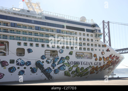 Die Norwegian Gem, ein Kreuzfahrtschiff angedockt in Lissabon, Portugal Stockfoto