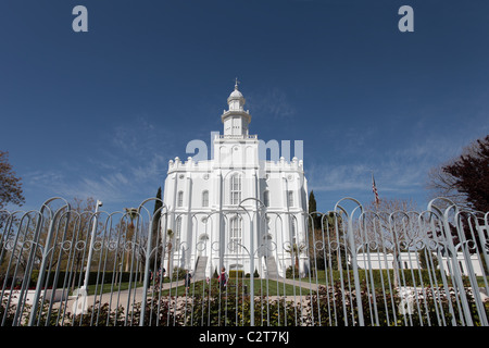 Tempel der Mormonen-Kirche Jesu Christi in St. George, Utah. Blick von außen dekorativer Stahlzaun. Kirche von Jesus Christ Of Latter-day Saints Stockfoto