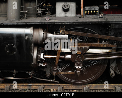 Nahaufnahme von Ventilzahnrad und Räder einer Dampflok Stockfoto