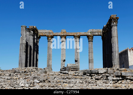 Der Tempel der Diana (Templo Romano) in Evora, innerhalb der Region Alentejo in Portugal. Stockfoto