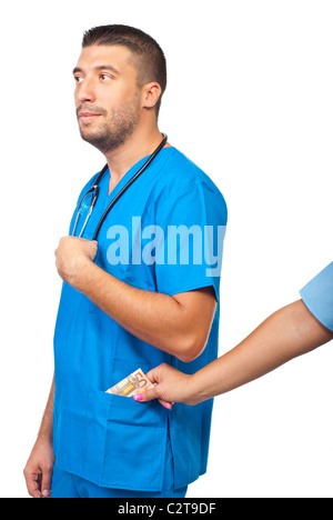 Junger Arzt erhalten Geld bestechen in der einheitlichen Tasche von einem Patienten isoliert auf weißem Hintergrund Stockfoto