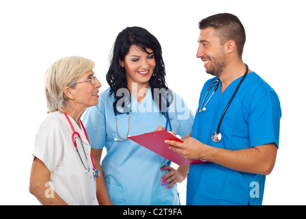Gruppe von drei Ärzten ein lustiges Gespräch isoliert auf weißem Hintergrund Stockfoto