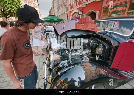 Prüfung unter der Haube des 1948 Rolls-Royce Silver Wraith bei Rolls-Royce & Bentley Club Treffen in Świdnica, Silesia, Polen Stockfoto