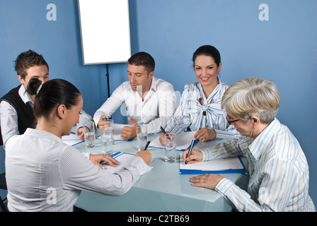Fünf Geschäftsleute Tagung diskutieren und sie sind fröhlich und lachen zusammen Stockfoto