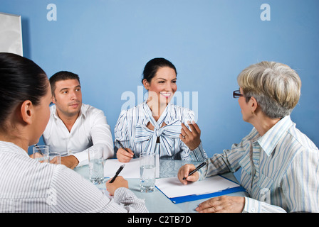 Personal Business-meeting mit Geschäftspartnern, junge Geschäftsfrau sprechen und gestikulieren und die anderen hören sie und Spaß Stockfoto