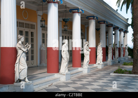 Korfu, Griechenland. Oktober. Die Achilleio oder das Achillion Palace. Der ionische Säulenhalle mit einigen der Statuen von den neun Musen. Stockfoto