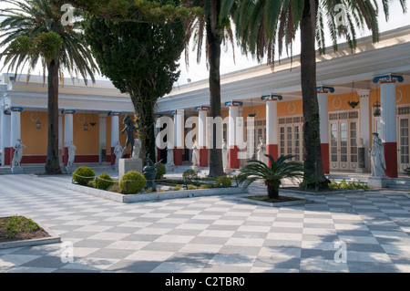 Korfu, Griechenland. Oktober. Die Achilleio oder das Achillion Palace. Die ionische Säulenhalle und Statuen der neun Musen und der Gnaden Stockfoto