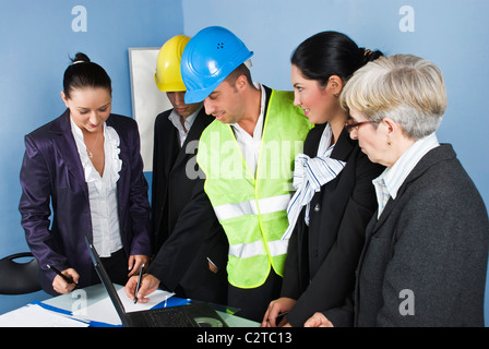 Architekt Team im Büro mit einer Diskussion zu treffen und lächelnd zusammen, ein Ingenieur Mann zeigen oder Design etwas Stockfoto