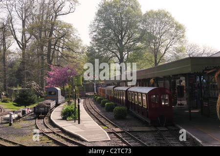 Schmalspur-Dampfeisenbahn eine Attraktion am Longleat, Warminster, England Stockfoto