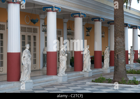Korfu, Griechenland. Oktober. Die Achilleio oder das Achillion Palace. Der ionische Säulenhalle mit einigen der Statuen von den neun Musen. Stockfoto