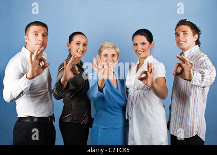 Gruppe von united Teamarbeit stehen in einer Linie und Ordnung Anzeichen und lächelnd Konzept eines erfolgreichen Unternehmens Stockfoto