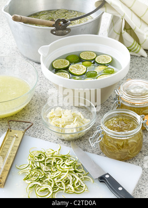 Lime Marmelade machen Tabelle Stockfoto
