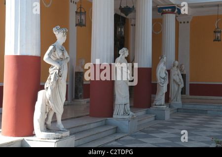Korfu, Griechenland. Oktober. Die Achilleio oder das Achillion Palace. Der ionische Säulenhalle mit den Statuen der Grazien. Stockfoto