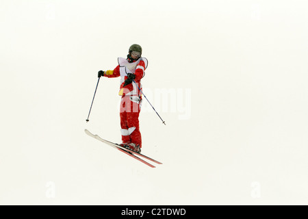 Skifahrer in roten Hosen, flip in der Luft Stockfoto