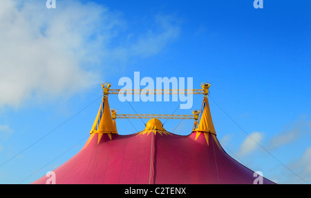 Zirkuszelt rot orange und rosa vier Türme blauen Himmel Stockfoto