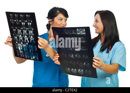 Zwei lächelnde Ärzte Frau ein Gespräch und halten einander eine Magnetresonanz-Tomographie isoliert auf weißem Hintergrund Stockfoto