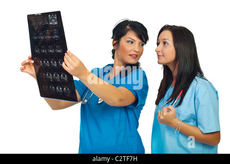 Facharzt zeigen und lehren ihre Medizinstudenten über Magnetresonanz isoliert auf weißem Hintergrund Stockfoto