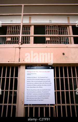 Zellenblock D am ehemaligen eidgenössischen Gefängnis Alcatraz in der San Francisco Bay, CA. Zellen beschränkten sich auf gewaltsame, gefährliche Gefangene. Stockfoto