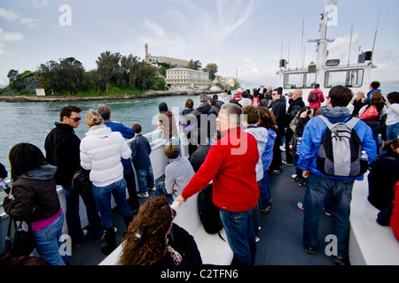 Eine touristische Fähre nähert sich Insel Alcatraz in der San Francisco Bay, seine berühmten ehemaligen Gefängnis zu besuchen. Stockfoto