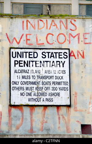 Ein offiziellen Zeichen und eine Hand gemalt, eine zum Gedenken an die 1969 - 1971 indianische Besetzung von Alcatraz Island. Stockfoto