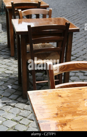 leere Holztischen und Stühlen in Straße Straße in Rom Italien Stockfoto