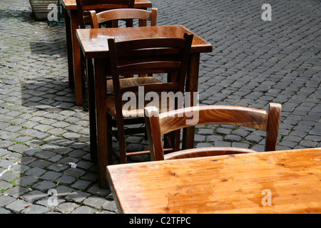 leere Holztischen und Stühlen in Straße Straße in Rom Italien Stockfoto