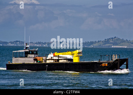 Ein Touristenboot Kreuzfahrt zu Pässen San Francisco Oakland Bay Bridge auf dem Weg zur Insel Alcatraz und seinem berüchtigten Gefängnis. Stockfoto