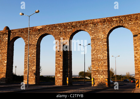 Das mittelalterliche Aquädukt, dass Transporte in die Stadt Evora in der Region Alentejo, Portugal Wasser. Stockfoto