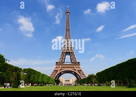 Der Eiffelturm vom Champ de Mars. Stockfoto