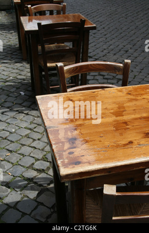 leere Holztischen und Stühlen in Straße Straße in Rom Italien Stockfoto
